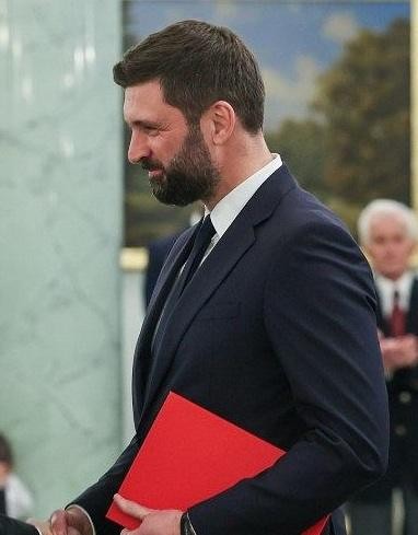 Symboliczna grafika przedstawiająca wykształcenie i kwalifikacje, z elementami takimi jak otwarte księgi, biret i dyplom, odzwierciedlająca akademicką ścieżkę.