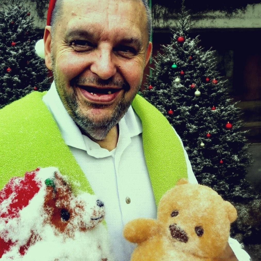 Portret Krzysztofa Kononowicza, ukazujący charakterystyczne dla niego ekspresje mimiczne i gesty, znane z jego internetowych wystąpień.