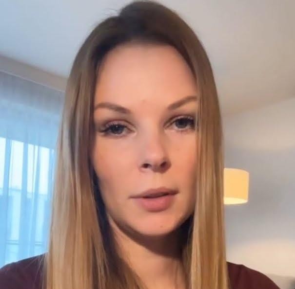 Małgorzata Tomaszewska w studiu telewizyjnym podczas prowadzenia programu, pełna energii i profesjonalizmu.