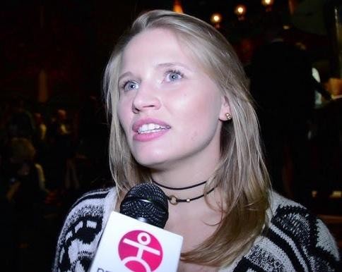 Natalia Rybicka w dynamicznej pozie tanecznej, prezentująca grację i sprawność fizyczną.