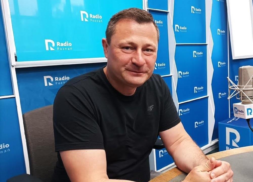 Krzysztof Paszyk w dynamicznej pozie w polskim parlamencie, przemawiający lub dyskutujący, ukazujący jego zaangażowanie w życie polityczne.