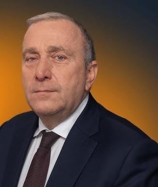 Elegancki dom Grzegorza Schetyny we Wrocławiu, otoczony zielenią.