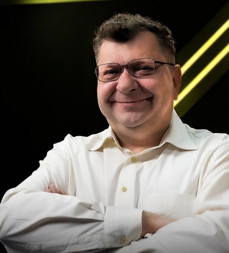 Zbigniew Stonoga podczas dynamicznego wystąpienia publicznego, z gestykulacją podkreślającą jego zaangażowanie.