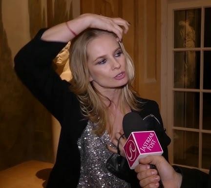 Magdalena Cielecka na planie filmowym lub za kulisami teatru, ukazująca jej profesjonalizm i zaangażowanie w pracę.