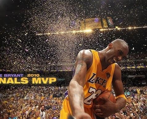 Pierścienie mistrzowskie NBA Kobe Bryanta, symbolizujące jego pięć tytułów zdobytych z Los Angeles Lakers.