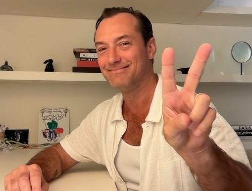 Jude Law w ujęciu teatralnym, ukazujący intensywność i skupienie aktorskie.