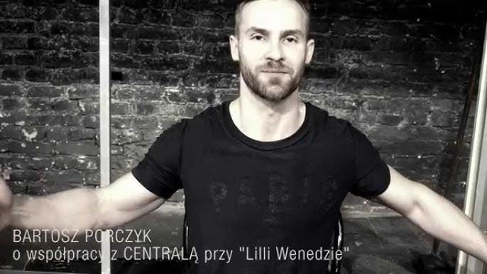 Bartosz Porczyk na scenie teatralnej, oświetlony dramatycznym światłem, w trakcie intensywnego występu.