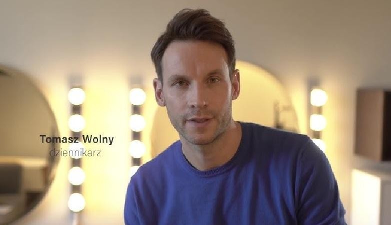 Tomasz Wolny, polski dziennikarz i prezenter, podczas dynamicznej aktywności sportowej, prezentujący swoją pasję do brazylijskiego jiu jitsu, koszykówki, kitesurfingu lub jazdy konnej.