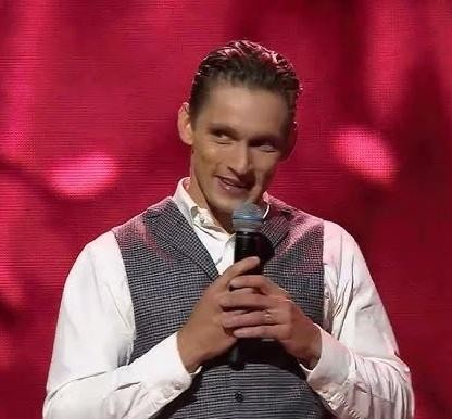 Filip Gurłacz tańczący na scenie w dynamicznej pozie.