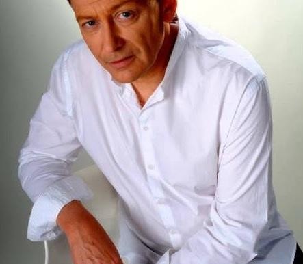 Jacek Borkowski na planie filmowym, w trakcie sceny, z wyraźną ekspresją aktorską.