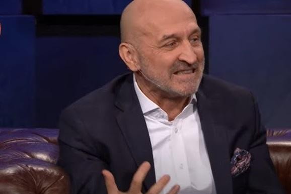 Posiedzenie gabinetu premiera Kazimierza Marcinkiewicza, przedstawiające ministrów podczas obrad.