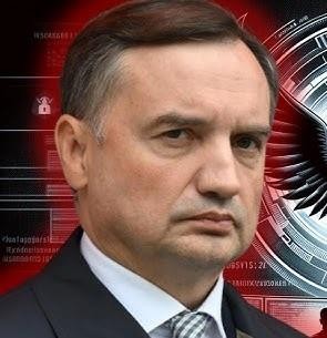 Zbigniew Ziobro w otoczeniu symbolizującym wykształcenie prawnicze, z książkami w tle.