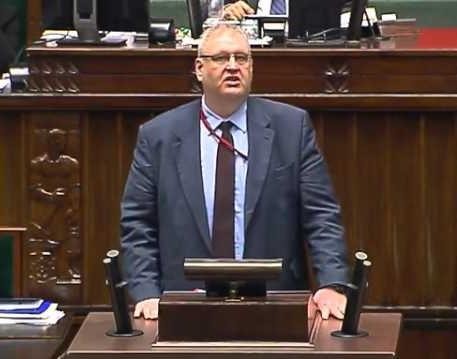 Zbliżenie na sędziowski młotek uderzający w podstawkę, symbolizujące sprawiedliwość i wymiar prawny.