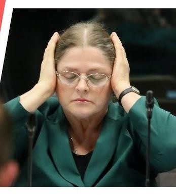 Wnętrze warszawskiego mieszkania, przedstawiające elegancki salon lub gabinet z nowoczesnym wystrojem.