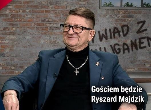 Wnętrze polskiego mieszkania z czasów PRL, z elementami sugerującymi działalność opozycyjną, takie jak stos podziemnych wydawnictw.