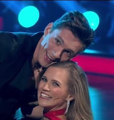 Agnieszka Kaczorowska tańcząca z partnerem w programie