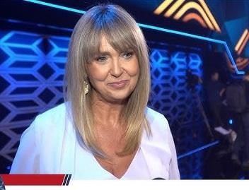 Ewa Wachowicz z rodzicami Wiesławą i Józefem Wachowiczami w naturalnym, wiejskim otoczeniu, uśmiechnięci, symbolizujący rodzinne korzenie.