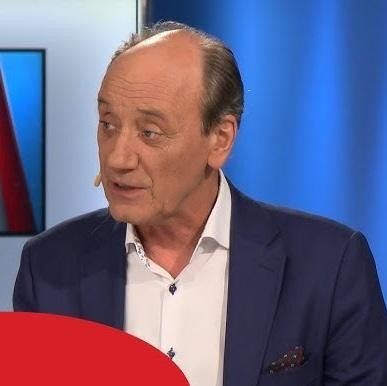 Dynamiczna ilustracja komentatora piłkarskiego z mikrofonem, oddająca pasję i emocje towarzyszące relacjonowaniu meczu, z elementami humorystycznymi nawiązującymi do charakterystycznego stylu komentowania.