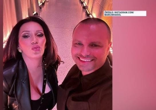 Marcin Hakiel w dynamicznej pozie tanecznej na parkiecie, ukazujący swoje umiejętności i pasję do tańca.
