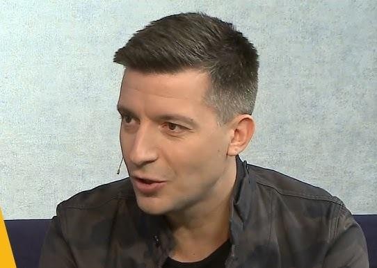Michał Cessanis i Paweł Rabiej w ciepłym, intymnym portrecie, odzwierciedlającym ich związek i wzajemne wsparcie.