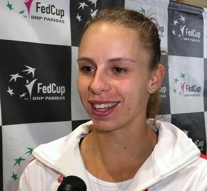 Magda Linette podczas treningu tenisowego, skupiona i zdeterminowana.