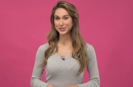 Ida Nowakowska uśmiechnięta, przeglądająca Instagram na telefonie, w przytulnym wnętrzu.