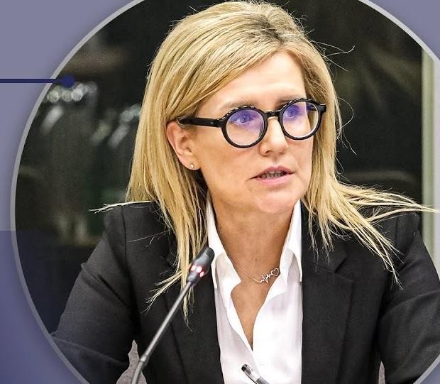 Ewa Wrzosek podczas publicznego wystąpienia, symbolizująca zaangażowanie w obronę praworządności.