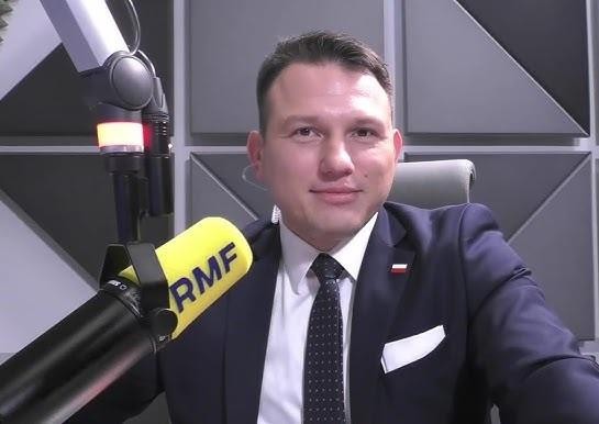 Sławomir Mentzen podczas wiecu wyborczego, energicznie przemawiający do zgromadzonego tłumu, symbolizujący jego aktywność w mediach społecznościowych i bezpośredni kontakt z wyborcami.