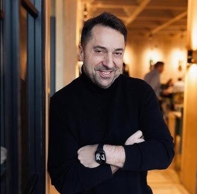 Marcin Miller śpiewający z pasją do mikrofonu na scenie, z oświetleniem podkreślającym jego twarz i ekspresję.