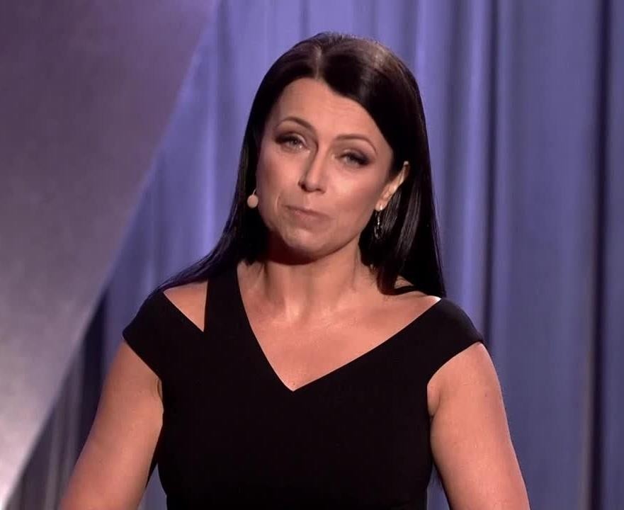 Adrianna Borek śmiejąca się serdecznie podczas występu Kabaretu Nowaki, w otoczeniu Tomasza Marciniaka i Kamila Piróga.