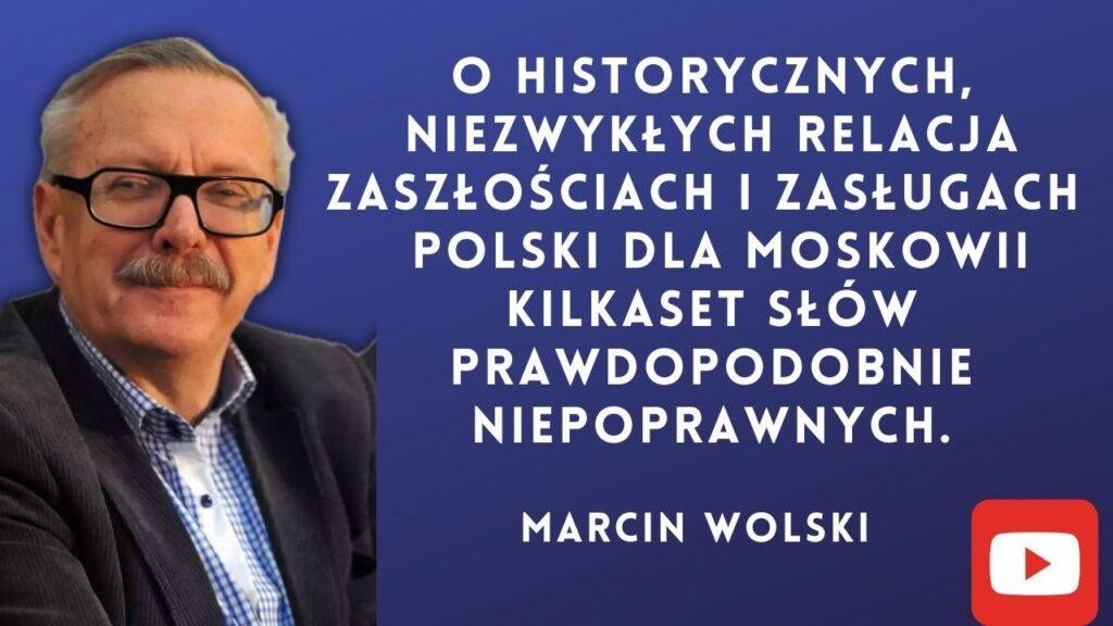 Marcin Wolski, pisarz i publicysta, podczas spotkania z publicznością, ukazujący jego zaangażowanie i charyzmę.