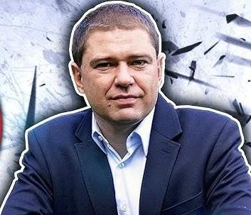 Piotr Szumlewicz podczas wystąpienia publicznego, z zaangażowaniem przemawiający do zgromadzonych.