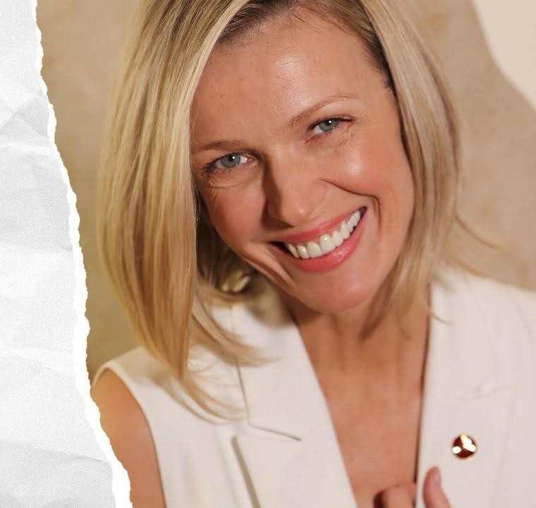 Magda Mołek w studio telewizyjnym, uśmiechnięta i charyzmatyczna, symbolizująca jej długoletnią karierę prezenterki telewizyjnej.