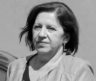 Pusta, samotna krzesło w słabo oświetlonym pomieszczeniu, symbolizujące wagę procesu prawnego i osobistej tragedii.