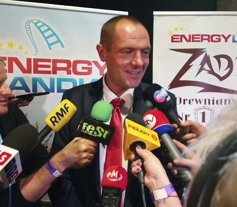 Rajdowy pojazd SSV pędzący przez pustynny krajobraz, symbolizujący pasję Marka Goczała do sportów motorowych i jego sukcesy w rajdach terenowych.