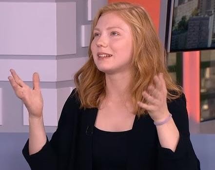 Edyta Torhan w swobodnej, rodzinnej atmosferze, uśmiechnięta, w otoczeniu bliskich, symbolizująca równowagę między życiem prywatnym a karierą.