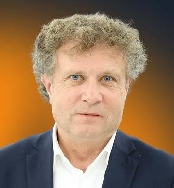 Jacek Karnowski uprawiający żeglarstwo lub narciarstwo, ukazujący jego pasję do sportów wodnych i zimowych.