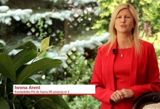 Alt: Ilustracja przedstawiająca etapy edukacji: dyplom, otwarta książka, biret absolwenta i globus, symbolizujące zdobywanie wiedzy i kwalifikacji.
