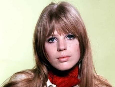 Surowy, czarno-biały portret Marianne Faithfull z okresu 