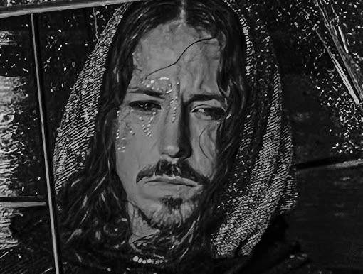 Michał Szpak śpiewający z emocją na scenie, w zbliżeniu, z widocznym oryginalnym strojem i scenicznym oświetleniem.