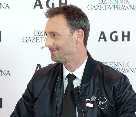 Sławosz Uznański w środowisku badawczym, symbolizujący jego pracę naukową i wkład w rozwój technologii.