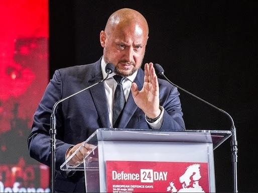 Jacek Zdzisław Siewiera – Podpułkownik WP, Szef BBN, w ujęciu ukazującym jego wszechstronne zaangażowanie w służbę wojskową, medyczną i państwową.